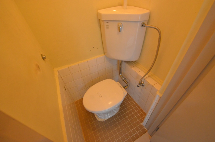 シンプルで掃除のしやすいトイレです♪