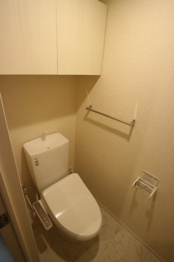 温水洗浄便座付きのトイレです♪