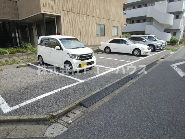 レジデンス中村の駐車場