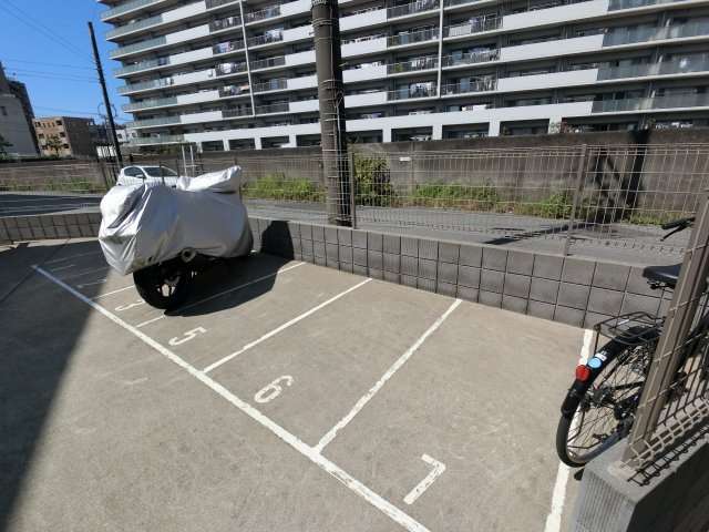 【その他共用部分】 | リブリ・シャルマン | バイク置き場