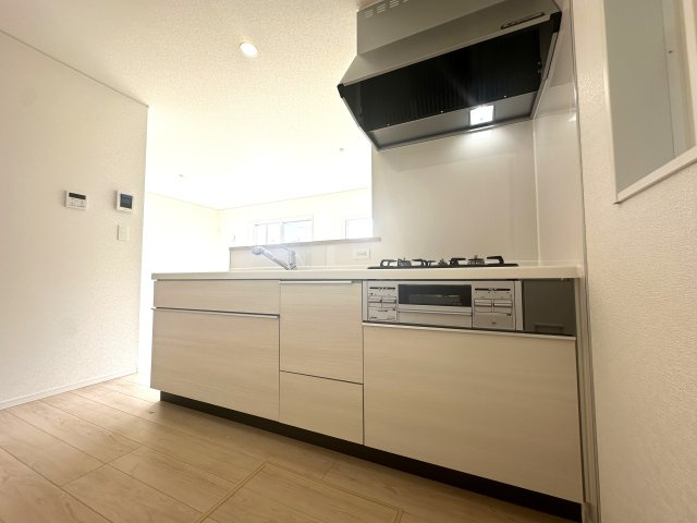 戸塚区名瀬町 新築戸建てのキッチン|広々とした作業台はお料理の手際が良くなり自分時間も確保できますね。