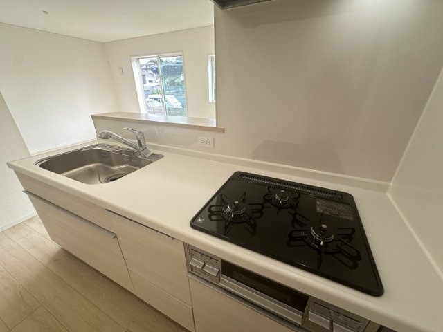 戸塚区名瀬町 新築戸建てのキッチン|広々とした作業台はお料理の手際が良くなり自分時間も確保できますね。