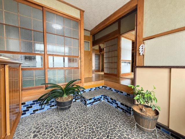 日本庭園と蔵のある平屋×県道横1000坪超えの敷地の玄関