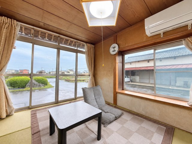 日本庭園と蔵のある平屋×県道横1000坪超えの敷地の内装