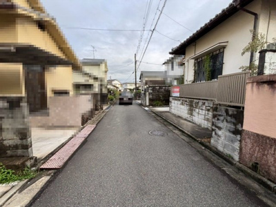 【前面道路含む現地写真】 | 山直中町　中古戸建 | 暮らしの中心となるリビングは、家族みんなが心地よく過ごせる癒しの空間ですよ！