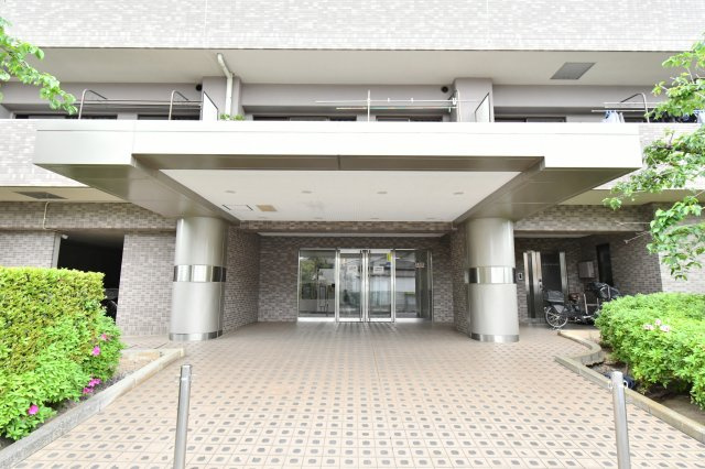 エクセル大宮東3番館のエントランス|■お客様との会話を大切にし、一人ひとりにあった資金計画やプランをご提案致します。「家を買って終わり」ではなく、「買ってからがスタート」と考え、ご提案します。ローンのご相談は私たちにお任せ下さい。
