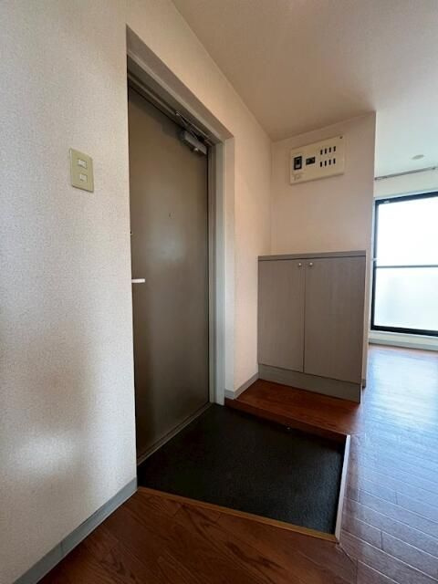 ワンライノアパートメントハウスの玄関