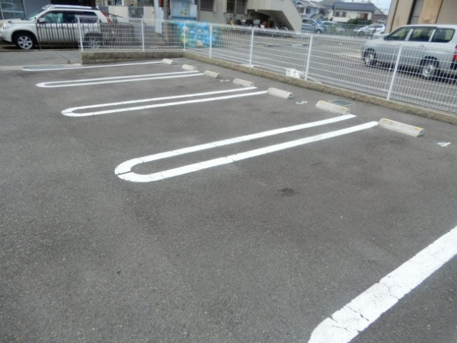 フリージアの駐車場