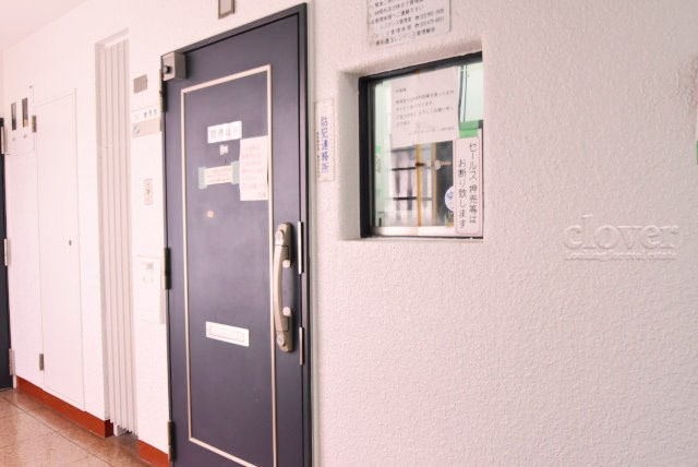 【受付】 | 秀和豊玉レジデンス | 管理人さんが勤務する管理室。このマンションがきれいに保たれているのは、もちろん管理人さんのおかげ。～即日のご見学可能～　お問合せはお気軽にどうぞ。