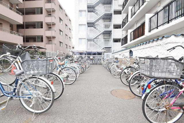 【現況写真】 | 秀和豊玉レジデンス | 前面道路と外観の様子です。～即日のご見学可能～　お問合せはお気軽にどうぞ。