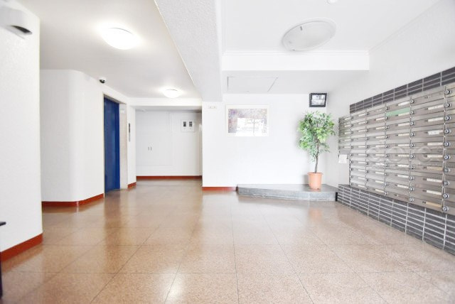 【ロビー】 | 秀和豊玉レジデンス | 集合ポストなどを備えたエントランスホール。ここもマンションの顔となる部分であり、しっかりと清掃の行き届いたさまに安心感をおぼえます。～即日のご見学可能～　お問合せはお気軽にどうぞ。