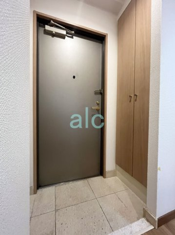 新宿区新宿５丁目の賃貸マンションの玄関