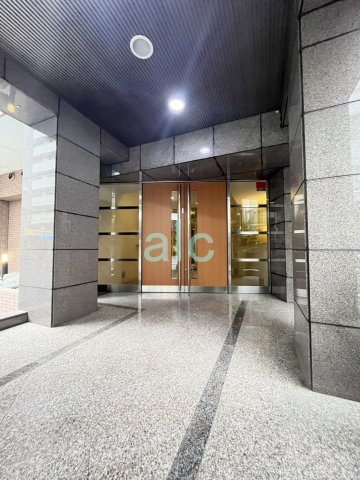 新宿区新宿５丁目の賃貸マンションのエントランス