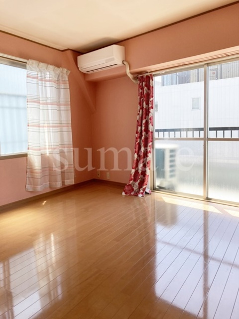高木荘の居間・リビング|2面採光の角部屋です☆
