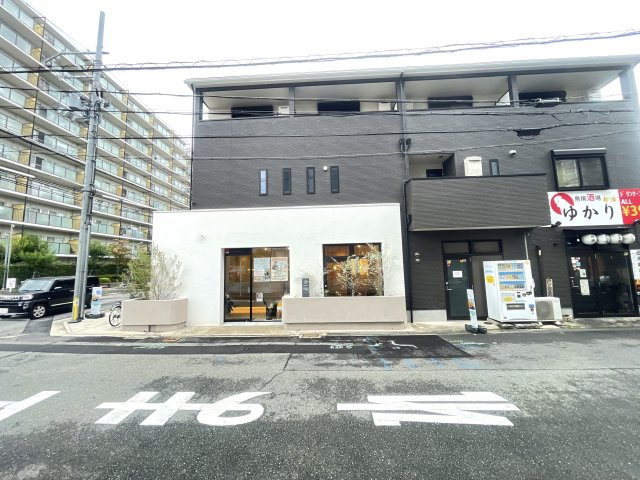 門真市常称寺町の店舗事務所の駐車場