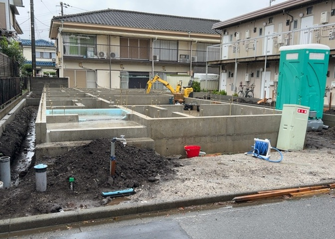 【バルコニー】 | 御園新築戸建 | バルコニーは、室外の専用スペースのうち、「屋根がなく開放された空間」であるものを指します。ベランダより広いタイプのものが多く、日当たりもよいため家庭菜園などを楽しみたい人にとって適した環境となります。