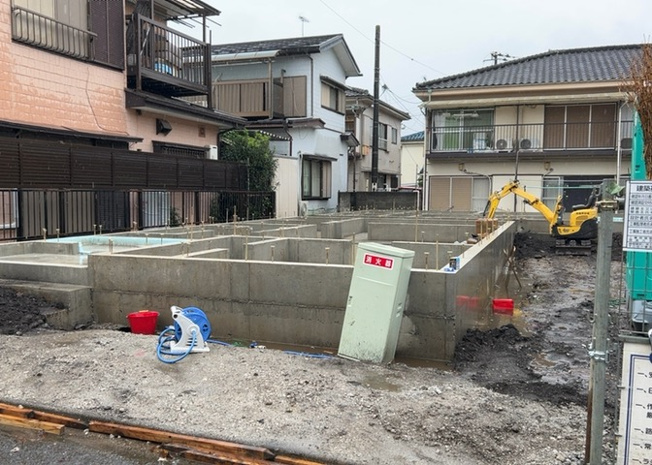 【構造・工法・仕様】 | 御園新築戸建 | 木造住宅とは土台、壁、柱など建築物の強度を支える構造体の材に木が使用されている構造を指します。構造体は建物の自重を支えるだけではなく風圧や水圧、積裁荷重などあらゆる衝撃に耐えるための基礎です。