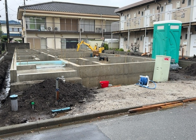 【構造・工法・仕様】 | 御園新築戸建 | ベタ基礎とは、柱の位置に関係なく全体に基礎がある事を指し、面積が大きい分建物の重さを全体に分散できます。また、地面からの湿気や害虫を遮断でき、木造住宅で心配されるシロアリ被害を防ぐ効果も期待できます。
