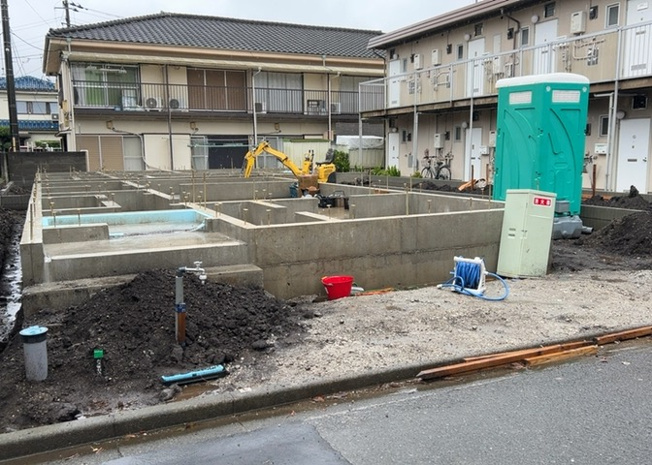 【冷暖房・空調設備】 | 御園新築戸建 | 基礎パッキング工法とは、床下の換気確保のため基礎と土台の間に緩衝材を挟み込む工法です。土台の下に数十センチの間隔で設置されるため、全体的な隙間が生まれます。床下換気口に比べて高い通気性が確保されます。