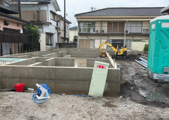 【外観】 | 御園新築戸建 | 現地に行くなら、物件の周囲の地形がどうなっているかを見ることも大切です。周辺より低くなっている土地では、大雨などで水が集まりやすいため、地盤が弱くなっているということも考えられるため、注意が必要です。