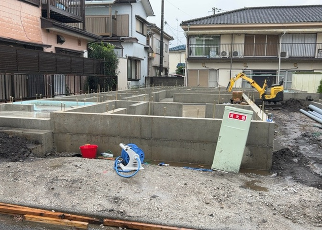 【前面道路含む現地写真】 | 御園新築戸建 | 道幅が狭い場所は比較的土地の値段が低いことが多く、また交通量が少ないため騒音が少なく静かな環境で過ごせます。また、小さいお子様がいるご家庭も安心です。一方で車の駐車が難しいというデメリットもあります。