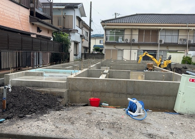 【前面道路含む現地写真】 | 御園新築戸建 | 道幅が広い場所は日当たりや風通が良好です。幅が広いのですれ違いも可能ですし大きな車でも駐車可能！一方で、大型車が通ることも多くなるため交通量の増加により騒音に繋がります。また土地の値段が高くなります。