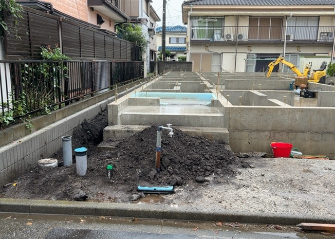 【駐車場】 | 御園新築戸建 | 車一台あたりに必要なスペースは、標準サイズの普通自動車で横幅2m50cm、長さ5mは必要になります。ただし、乗降のことも考慮して横幅3m30cm、長さ5m50cmほどは確保できるところを選びましょう。