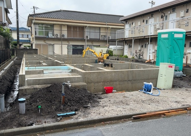 【玄関】 | 御園新築戸建 | 玄関は、狭すぎると複数人で使いにくく、広すぎても無駄な空間になりがちです。最低2畳を目安にして、家の広さとの兼ね合いや家族の人数を考慮して決めるとよいでしょう。現地を見学して快適な玄関を選びましょう！