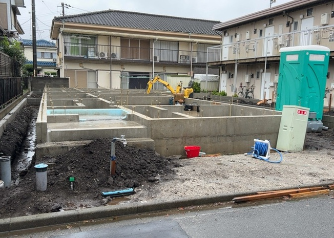 【玄関】 | 御園新築戸建 | 玄関ポーチにおいて最も重視すべきと言っても良いのが広さです。適切な広さの玄関ポーチでないと外見的なバランスは崩れてしまいますし、何より使いにくくなってしまいますので、現地で実際に下見をしてみましょう！