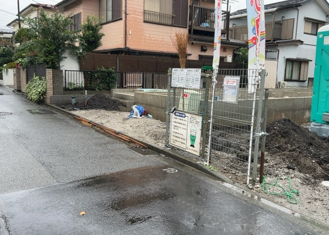 【前面道路含む現地写真】 | 御園新築戸建 | 住宅用の土地では前面道路に2m以上接していなければならないと法律で定められています。しかし、お持ちの車のサイズやライフスタイルなどにより、2mでは利便が悪い場合もございますので、事前に確認しましょう。