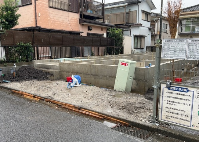 【前面道路含む現地写真】 | 御園新築戸建 | お持ちの車種によっては前面道路が広い方が便利でしょう。しかし、前面道路が広ければその分交通量が多くなるため、騒音などが気になる場合があります。実際に現地を見学し、周辺交通量や騒音などを確認しましょう！