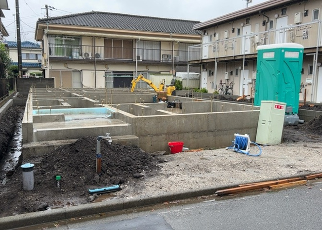 【玄関】 | 御園新築戸建 | 玄関は家の顔でもあり、家族以外の目にも止まる場所です。玄関は外との間を仕切る扉、靴などをしまっておく収納スペース、靴脱ぎのたたきスペース、来客とのやり取りをするドアホンなど複数のアイテムからなります。