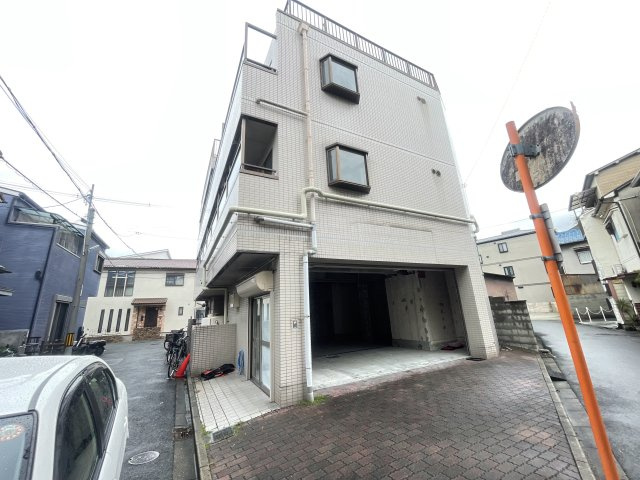 寝屋川市池田旭町の店舗事務所のエントランス