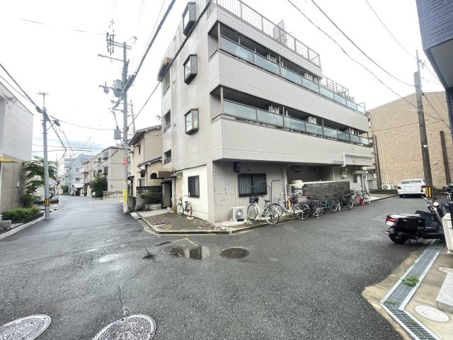 寝屋川市池田旭町の店舗事務所の駐車場