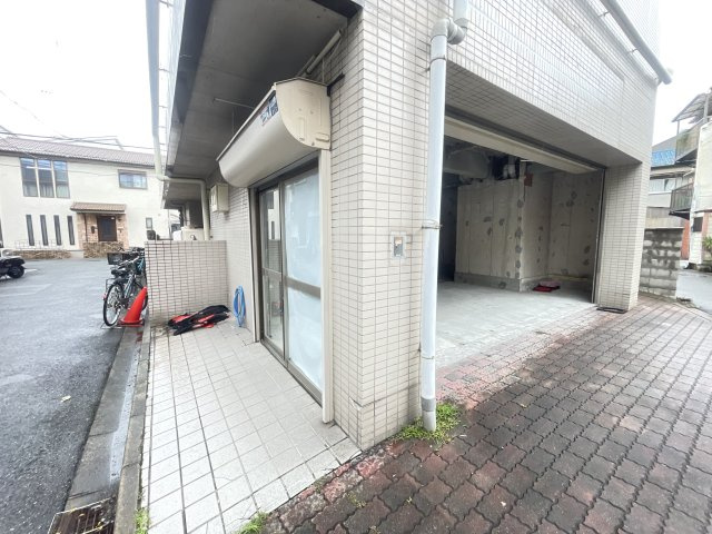 寝屋川市池田旭町の店舗事務所のエントランス