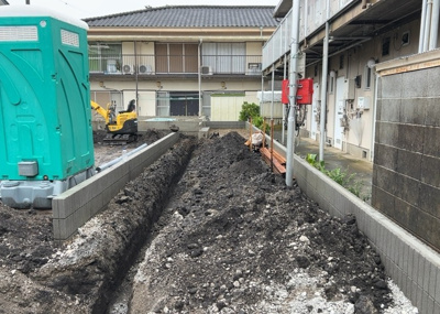 【前面道路含む現地写真】 | 御園新築戸建 | 住宅用の土地では前面道路に2m以上接していなければならないと法律で定められています。しかし、お持ちの車のサイズやライフスタイルなどにより、2mでは利便が悪い場合もございますので、事前に確認しましょう。