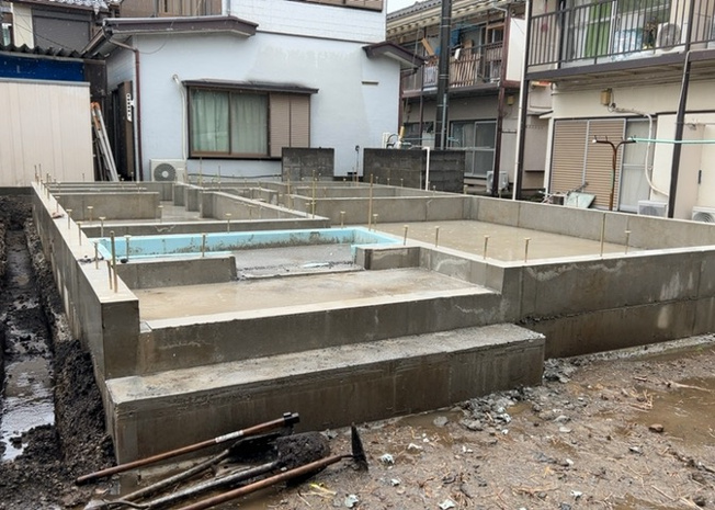 【駐車場】 | 御園新築戸建 | 駐車場と明記されていても、最小スペースでつくられた駐車場だと大型車は駐車できなかったり、出入りしにくくなったりする可能性があります。お車のサイズと購入したい物件の駐車場のサイズを現地で確認しましょう。
