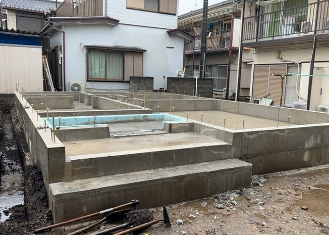 【庭】 | 御園新築戸建 | 庭があることでガーデニングや家庭菜園はもちろん、こどもの遊び場やペットを放して遊ぶことができます。また、家の周囲に余裕があるということです。隣地との間があれば、十分な日当たりと、風通しが確保できます。