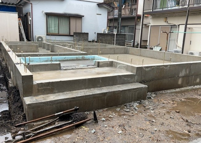 【玄関】 | 御園新築戸建 | 玄関は家の顔でもあり、家族以外の目にも止まる場所です。玄関は外との間を仕切る扉、靴などをしまっておく収納スペース、靴脱ぎのたたきスペース、来客とのやり取りをするドアホンなど複数のアイテムからなります。