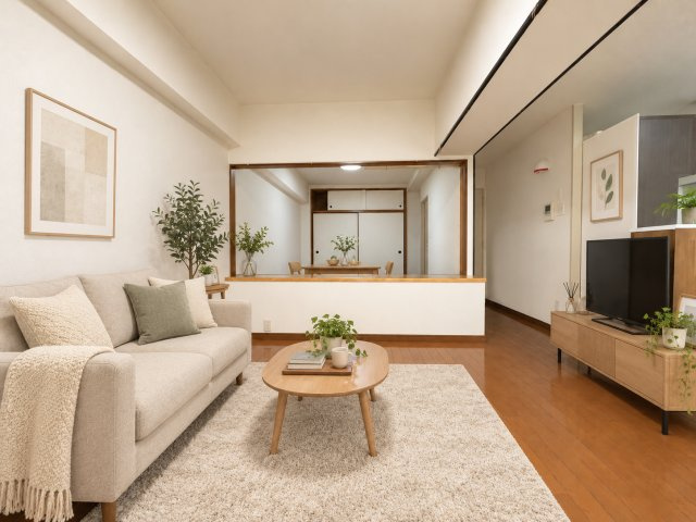 朝日プラザシティ八尾南2番館の居間・リビング|家具を配置してもゆとりを感じられるリビング空間。木目のフローリングと明るい内装が、落ち着いた雰囲気を演出します♪　※CGによる家具配置イメージです。