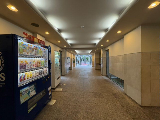 朝日プラザシティ八尾南2番館のその他共用部分|マンション内の共用通路。エントランスへつながる動線も広く、日々利用しやすい空間です。