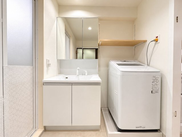 朝日プラザシティ八尾南2番館の独立洗面台|白を基調にした洗面台♪大きな鏡があり身支度も楽々♪※CGにより家財等を削除しております。