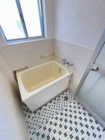 ガーデン津福の浴室|コンパクトで使いやすいお風呂です