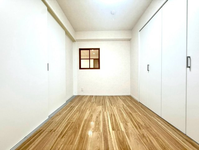 ニックハイム木場公園第5　の洋室|白を基調とした明るく清潔感のある洋室。壁一面に設けられた大型クローゼットが魅力で、衣類や荷物をすっきり収納できます。室内を広く使いやすく、寝室や子ども部屋にもおすすめです。