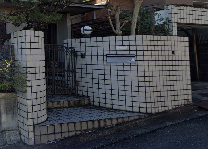 高槻市日吉台六番町戸建の玄関