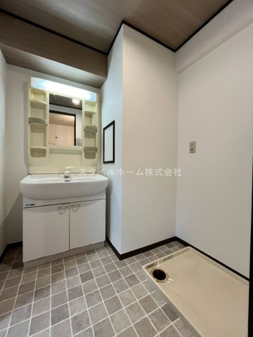 リバーサイドレジデンスの洗面所|別部屋写真です。