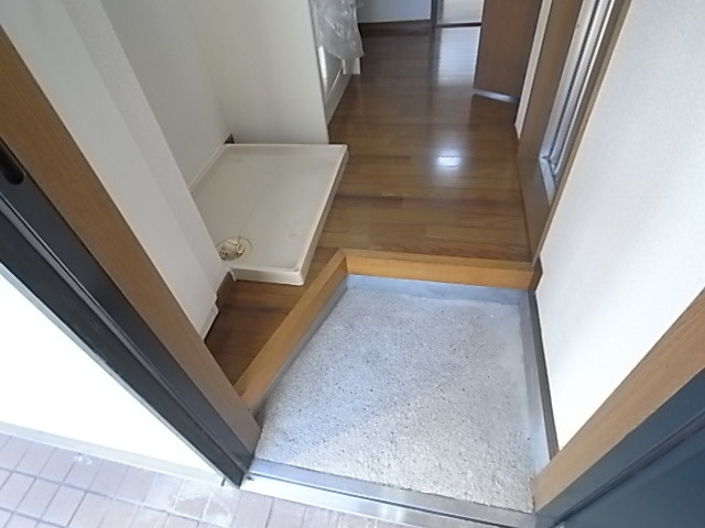 神戸市東灘区森北町４丁目のアパートの玄関