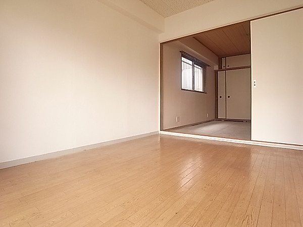 神戸市灘区楠丘町６丁目の賃貸マンションの居間・リビング