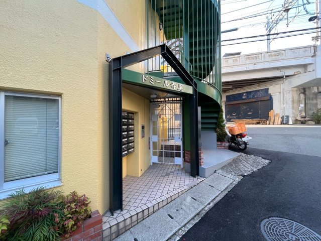 ドミール寺尾のエントランス