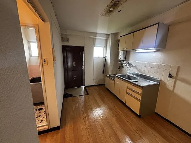 神戸市灘区徳井町５丁目の賃貸マンションの居間・リビング